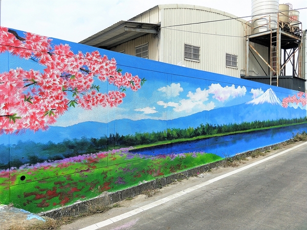 熊貓站彩繪牆: 【彰化線西景點】熊貓站彩繪牆~熊貓母子等公車,一起撐傘超療癒的