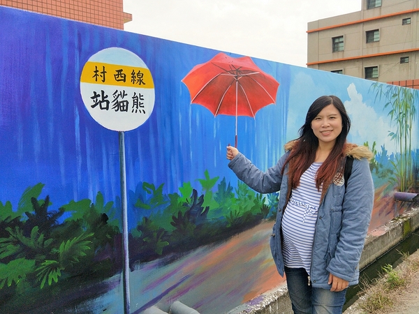熊貓站彩繪牆: 【彰化線西景點】熊貓站彩繪牆~熊貓母子等公車,一起撐傘超療癒的