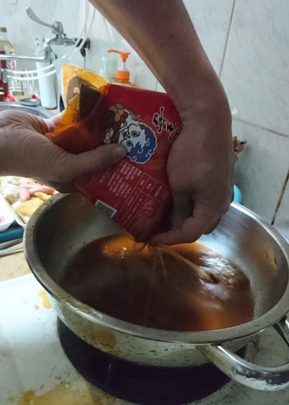 衝喜麻辣鍋底：美食團購~衝喜麻辣鍋底~在家自製火鍋大餐~湯頭濃郁麻辣夠爽快~冒汗中~