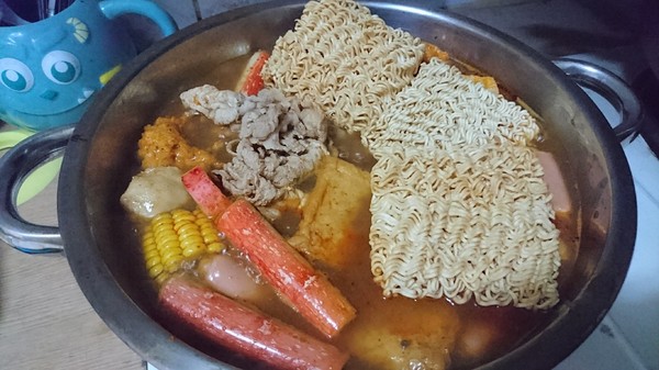 衝喜麻辣鍋底：美食團購~衝喜麻辣鍋底~在家自製火鍋大餐~湯頭濃郁麻辣夠爽快~冒汗中~