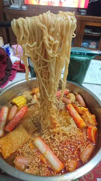 衝喜麻辣鍋底：美食團購~衝喜麻辣鍋底~在家自製火鍋大餐~湯頭濃郁麻辣夠爽快~冒汗中~