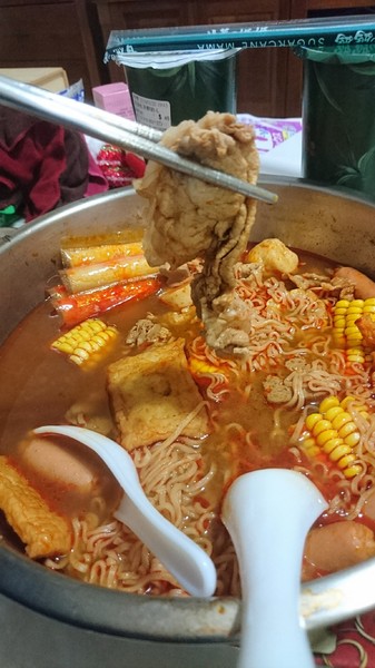 衝喜麻辣鍋底：美食團購~衝喜麻辣鍋底~在家自製火鍋大餐~湯頭濃郁麻辣夠爽快~冒汗中~