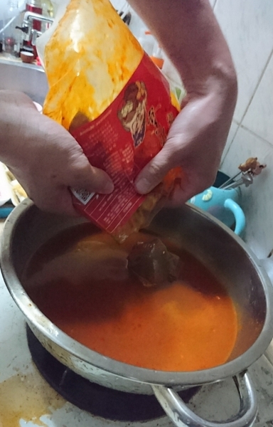衝喜麻辣鍋底：美食團購~衝喜麻辣鍋底~在家自製火鍋大餐~湯頭濃郁麻辣夠爽快~冒汗中~