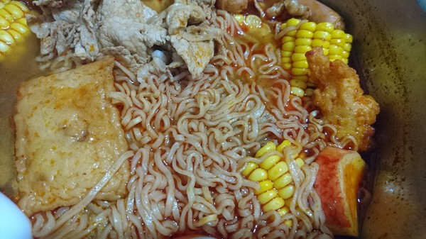 衝喜麻辣鍋底：美食團購~衝喜麻辣鍋底~在家自製火鍋大餐~湯頭濃郁麻辣夠爽快~冒汗中~