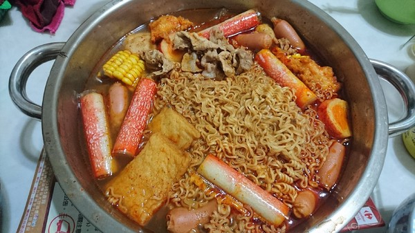 衝喜麻辣鍋底：美食團購~衝喜麻辣鍋底~在家自製火鍋大餐~湯頭濃郁麻辣夠爽快~冒汗中~