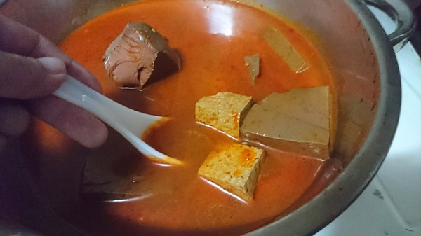 衝喜麻辣鍋底：美食團購~衝喜麻辣鍋底~在家自製火鍋大餐~湯頭濃郁麻辣夠爽快~冒汗中~