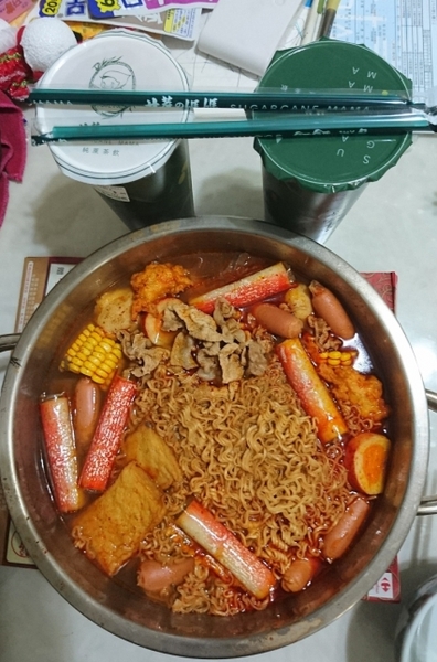 衝喜麻辣鍋底：美食團購~衝喜麻辣鍋底~在家自製火鍋大餐~湯頭濃郁麻辣夠爽快~冒汗中~