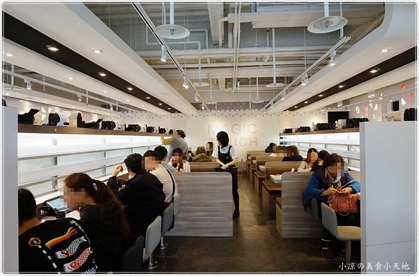 Magic Touch 点爭鮮 J-Mall店：台中西屯』Magic Touch 点爭鮮║J-Mall商場全新開幕，新幹線列車直送壽司，咻~美味直達車！