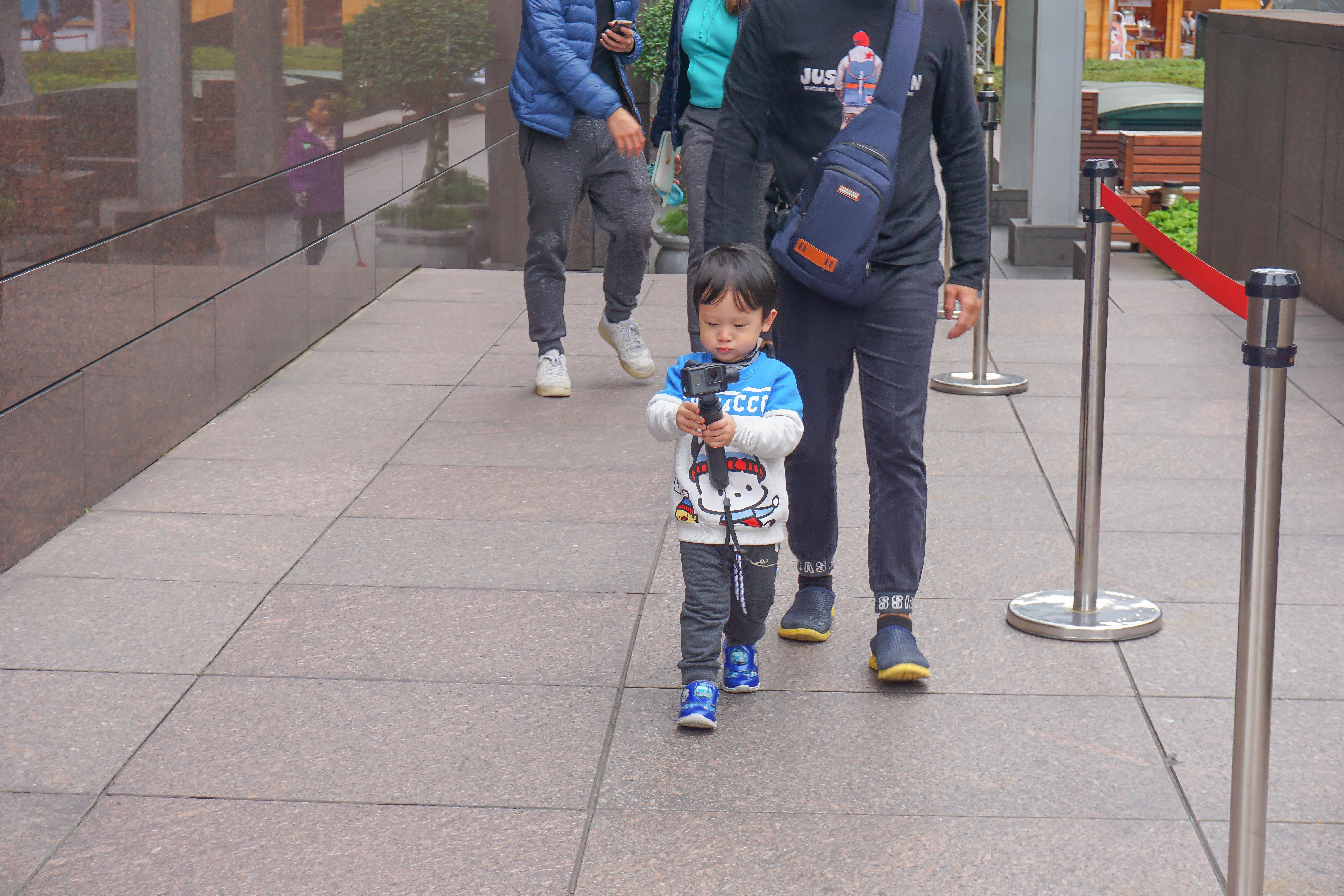 甜點女孩千萬別錯過!De la creme美式甜點(快閃店):型男主廚現點現做~粉嫩噴發好好拍!咬下去還有酸甜的草莓醬,冷熱口感酥脆酸香好過癮~