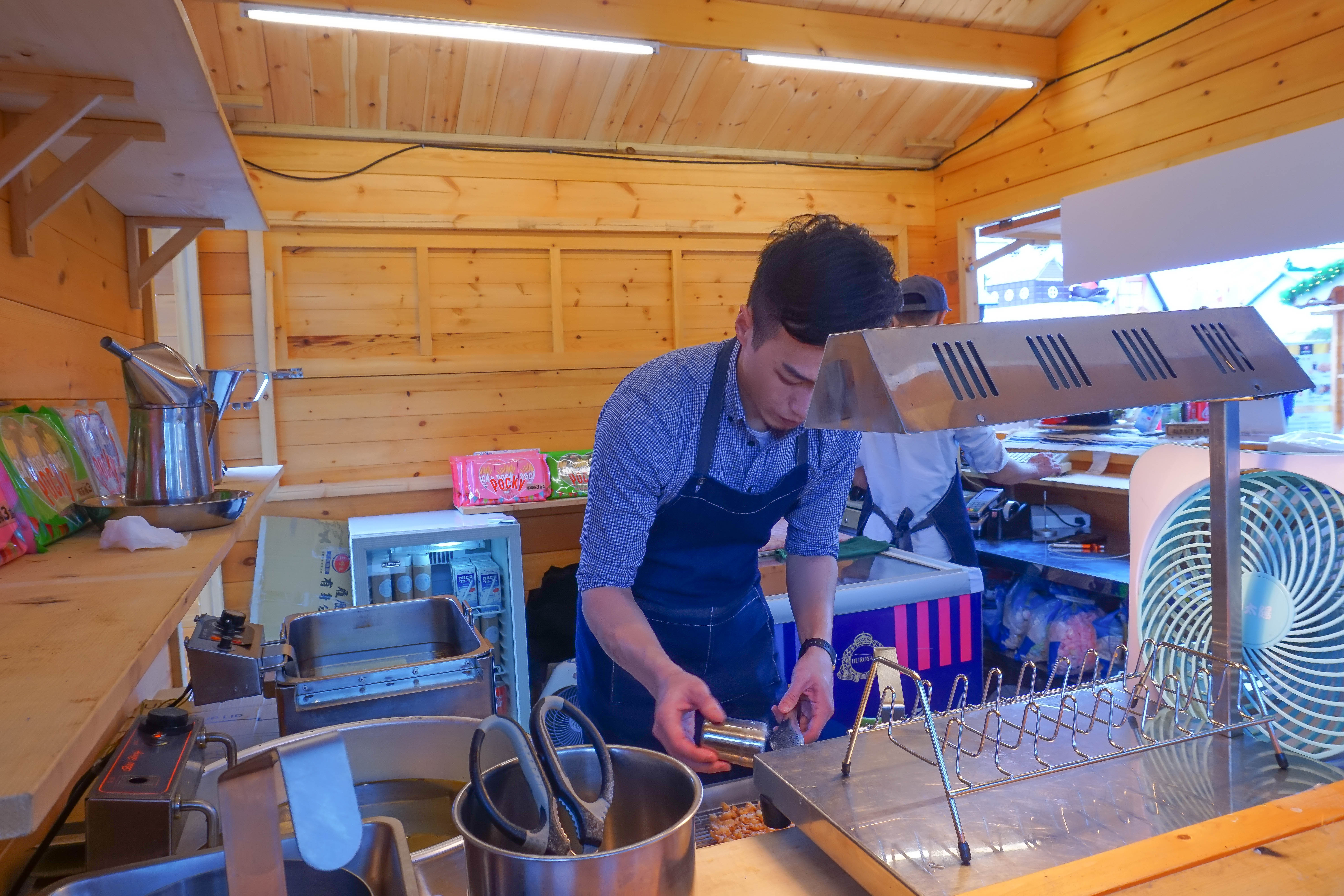 甜點女孩千萬別錯過!De la creme美式甜點(快閃店):型男主廚現點現做~粉嫩噴發好好拍!咬下去還有酸甜的草莓醬,冷熱口感酥脆酸香好過癮~