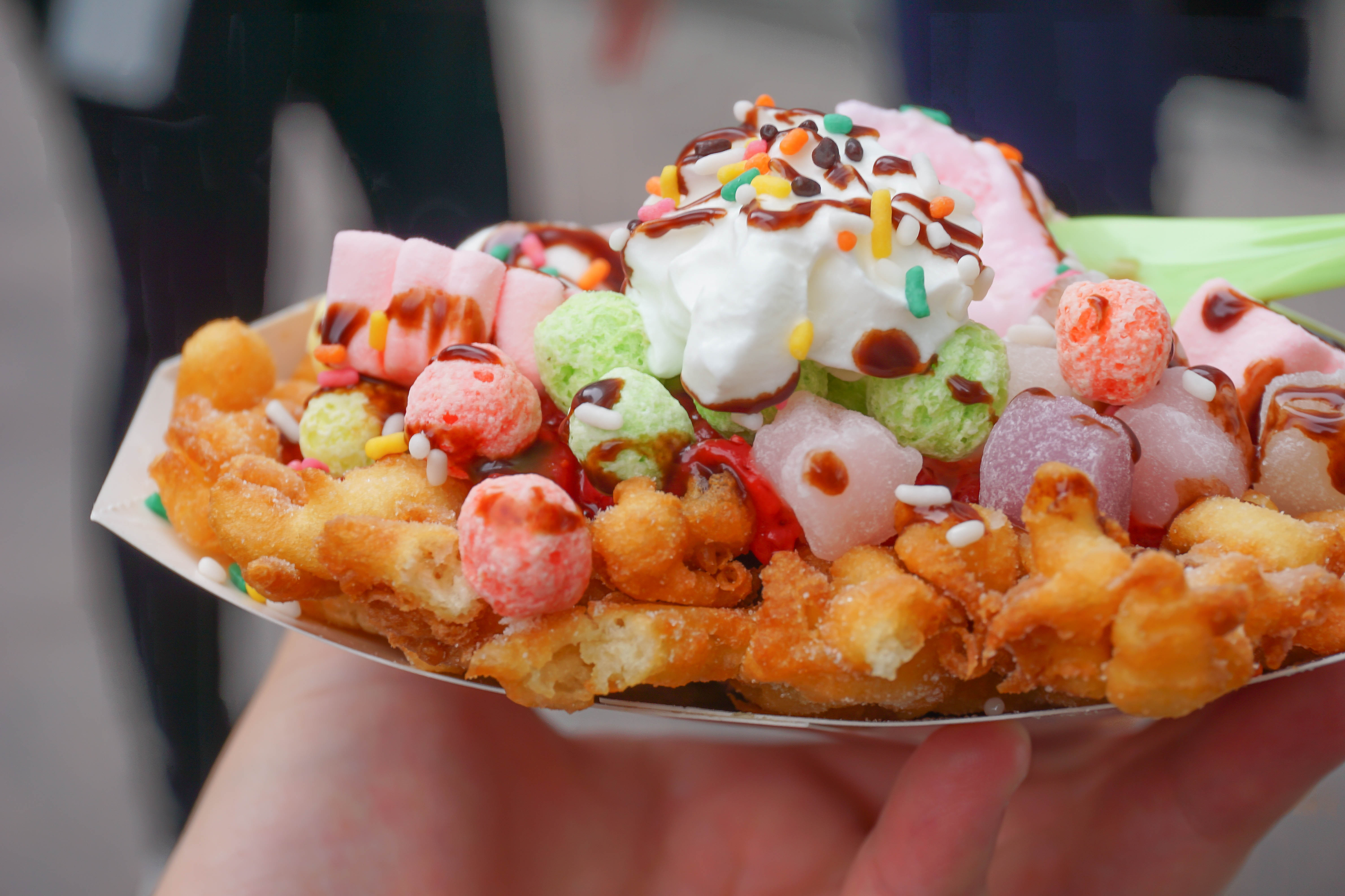 甜點女孩千萬別錯過!De la creme美式甜點(快閃店):型男主廚現點現做~粉嫩噴發好好拍!咬下去還有酸甜的草莓醬,冷熱口感酥脆酸香好過癮~