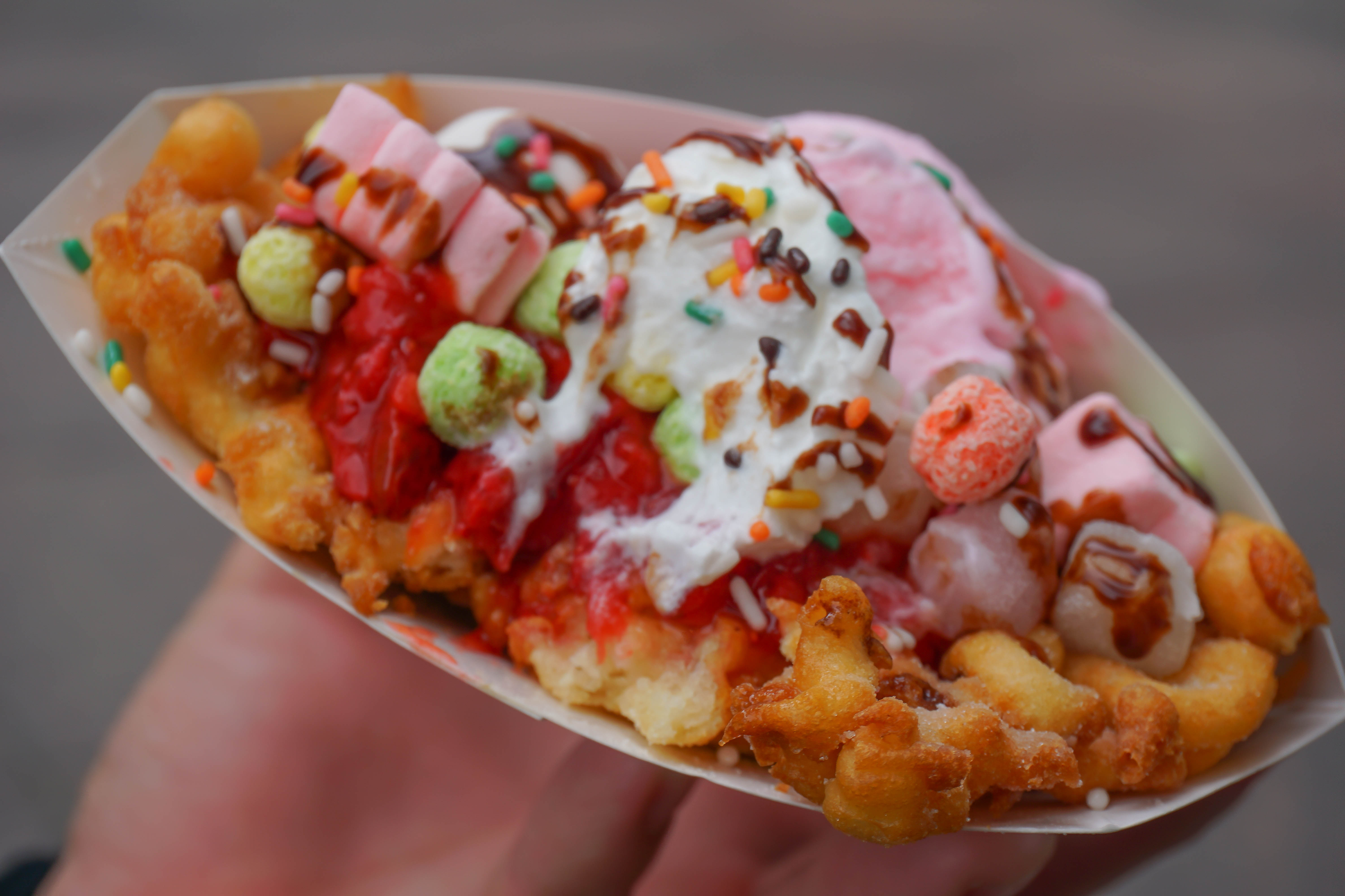 甜點女孩千萬別錯過!De la creme美式甜點(快閃店):型男主廚現點現做~粉嫩噴發好好拍!咬下去還有酸甜的草莓醬,冷熱口感酥脆酸香好過癮~