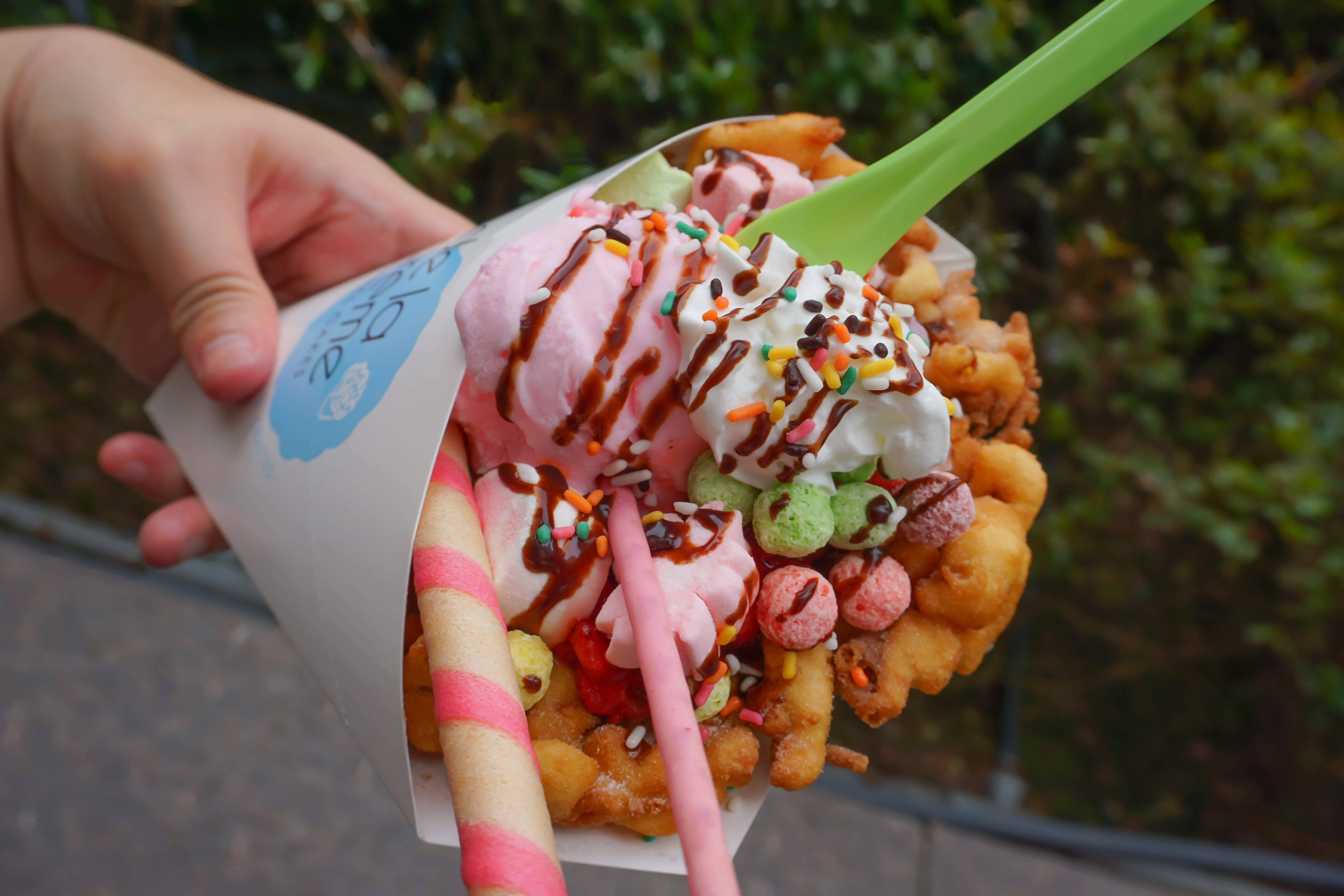 甜點女孩千萬別錯過!De la creme美式甜點(快閃店):型男主廚現點現做~粉嫩噴發好好拍!咬下去還有酸甜的草莓醬,冷熱口感酥脆酸香好過癮~