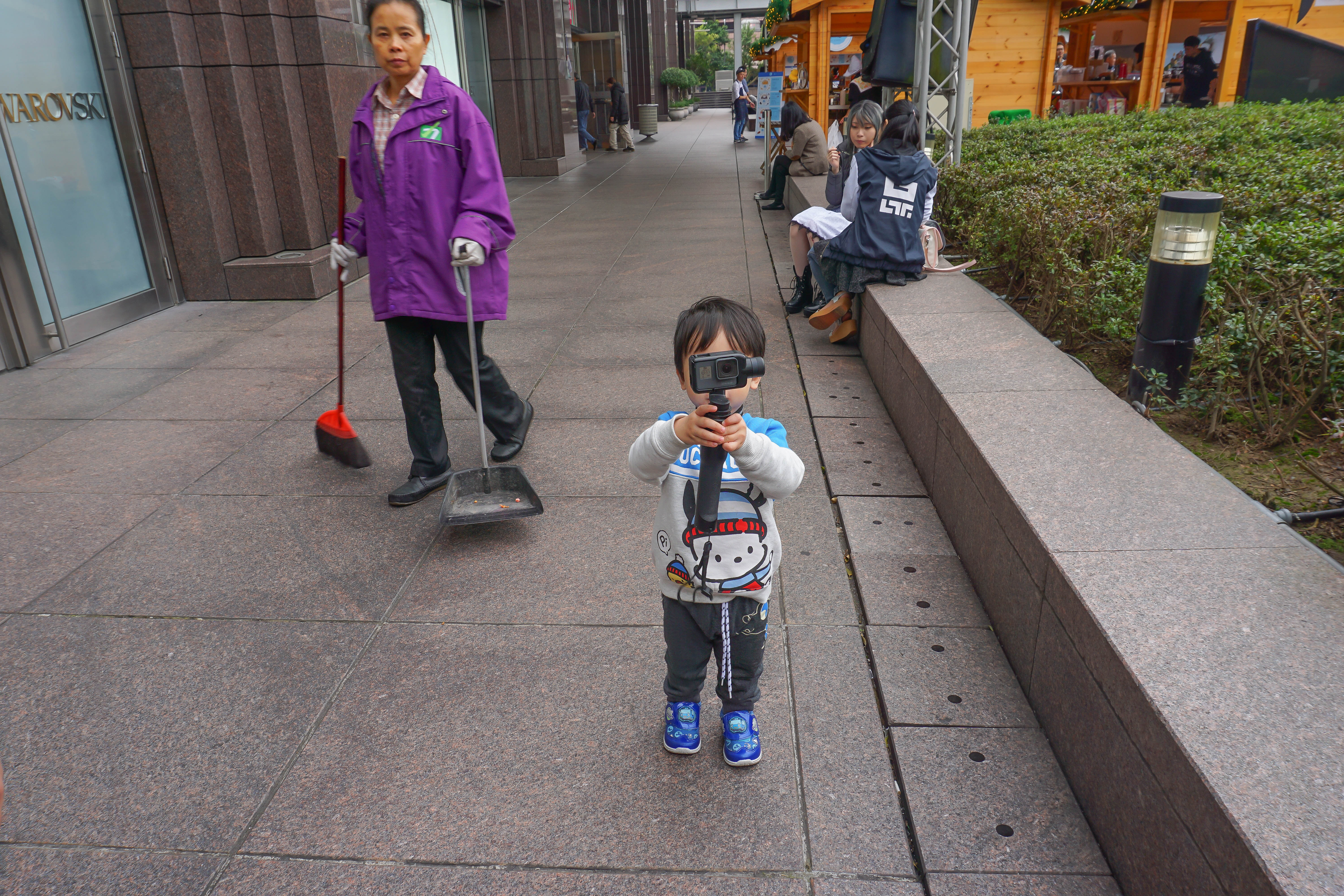 甜點女孩千萬別錯過!De la creme美式甜點(快閃店):型男主廚現點現做~粉嫩噴發好好拍!咬下去還有酸甜的草莓醬,冷熱口感酥脆酸香好過癮~