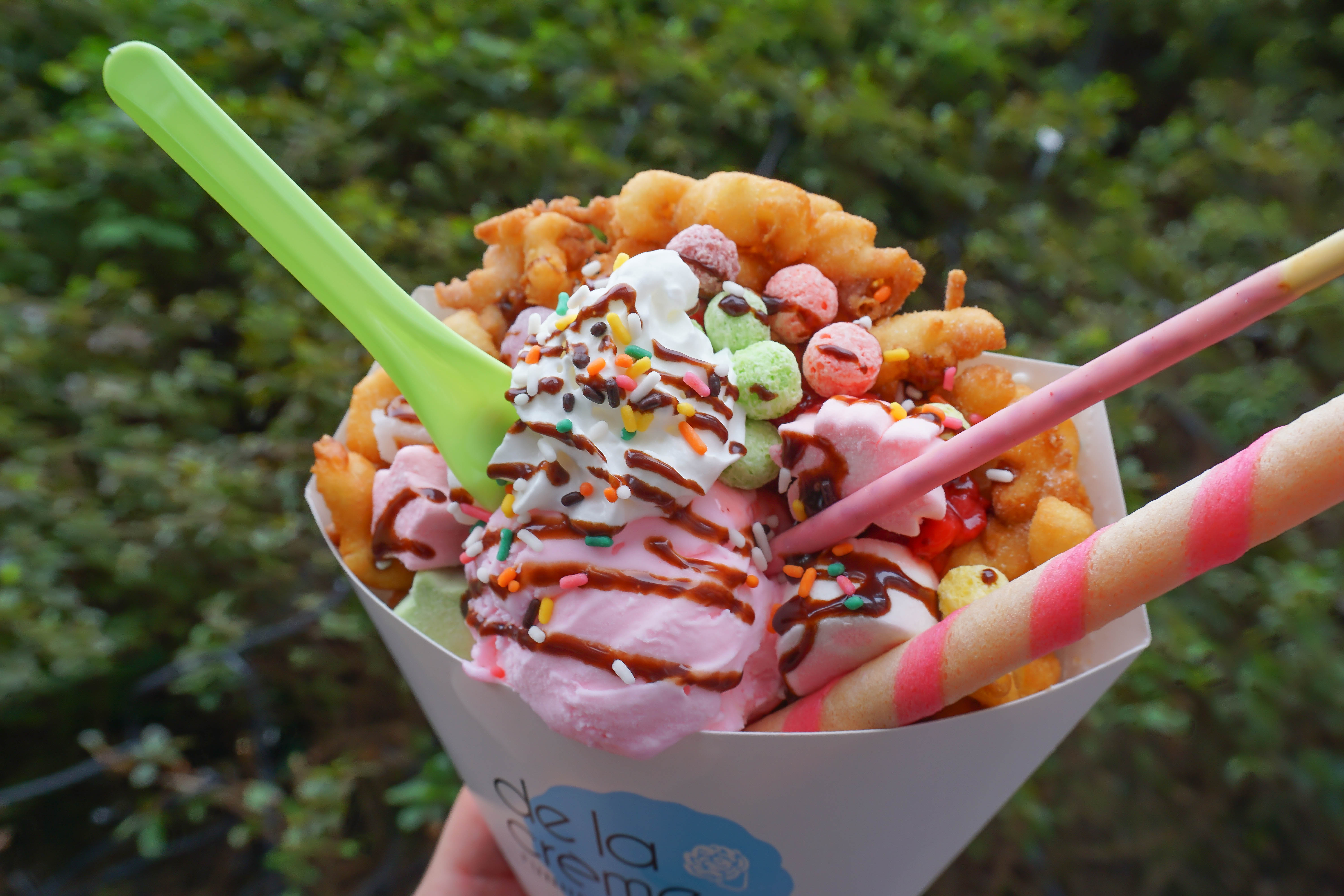 甜點女孩千萬別錯過!De la creme美式甜點(快閃店):型男主廚現點現做~粉嫩噴發好好拍!咬下去還有酸甜的草莓醬,冷熱口感酥脆酸香好過癮~