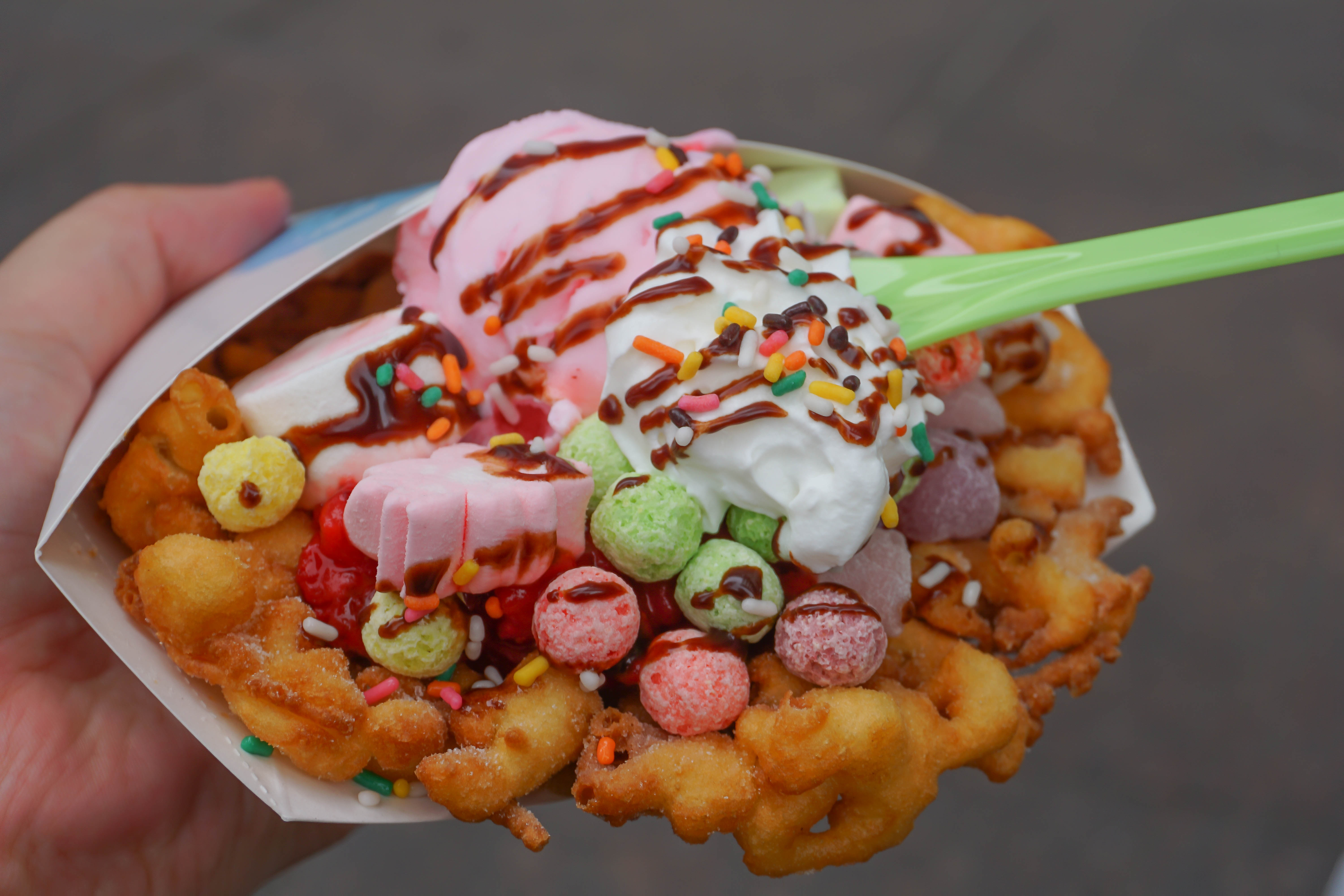 甜點女孩千萬別錯過!De la creme美式甜點(快閃店):型男主廚現點現做~粉嫩噴發好好拍!咬下去還有酸甜的草莓醬,冷熱口感酥脆酸香好過癮~