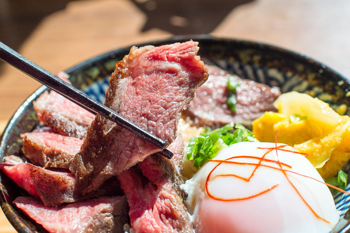 《兩斤家廚房 1.2KG Kitchen》choice等級 炙燒牛排丼飯 - 卡琳。摸魚兒趣