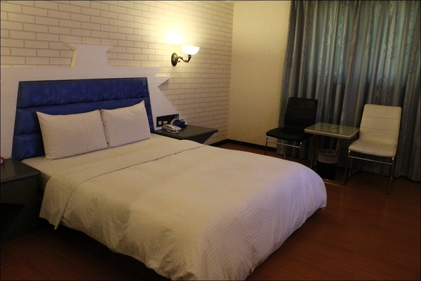 金鳳凰商務旅館：[住宿]►高雄鳳山區◄金鳳凰商務旅館－平日住宿千元有找、附近有南霸天丹丹漢堡&青年夜市~鳳山車站步行約五分鐘