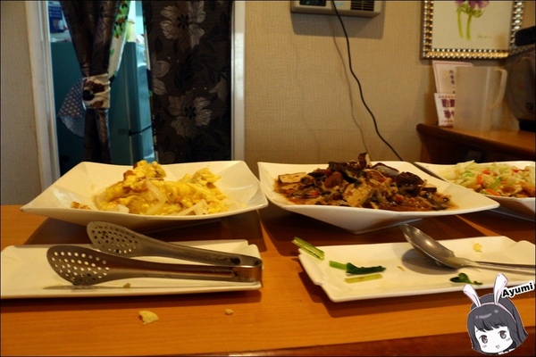 金鳳凰商務旅館：[住宿]►高雄鳳山區◄金鳳凰商務旅館－平日住宿千元有找、附近有南霸天丹丹漢堡&青年夜市~鳳山車站步行約五分鐘