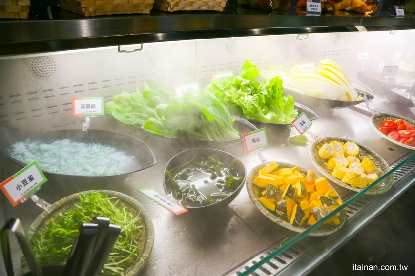 高雄火鍋｜肉多多不一樣了嗎?不只肉多多還給你海多多跟蔬菜多多!!新推出浮誇系痛風海鮮盤+蔬食自助吃到飽+手炒爆香湯底+吸睛肉蛋糕+霜淇淋DIY!古早味胡椒豬肚雞湯底超好吃，專人桌邊剝蝦也好貼心「肉多