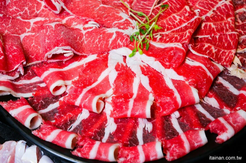 高雄火鍋｜肉多多不一樣了嗎?不只肉多多還給你海多多跟蔬菜多多!!新推出浮誇系痛風海鮮盤+蔬食自助吃到飽+手炒爆香湯底+吸睛肉蛋糕+霜淇淋DIY!古早味胡椒豬肚雞湯底超好吃，專人桌邊剝蝦也好貼心「肉多