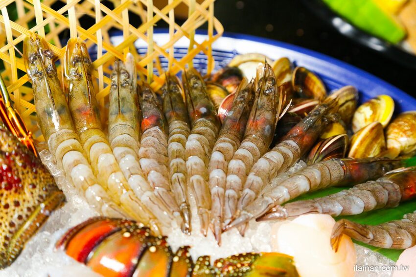 高雄火鍋｜肉多多不一樣了嗎?不只肉多多還給你海多多跟蔬菜多多!!新推出浮誇系痛風海鮮盤+蔬食自助吃到飽+手炒爆香湯底+吸睛肉蛋糕+霜淇淋DIY!古早味胡椒豬肚雞湯底超好吃，專人桌邊剝蝦也好貼心「肉多