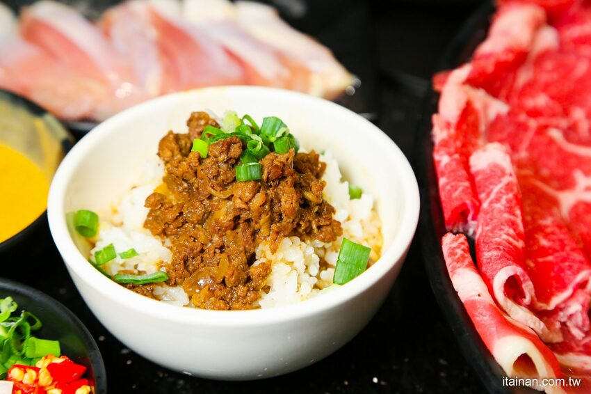 高雄火鍋｜肉多多不一樣了嗎?不只肉多多還給你海多多跟蔬菜多多!!新推出浮誇系痛風海鮮盤+蔬食自助吃到飽+手炒爆香湯底+吸睛肉蛋糕+霜淇淋DIY!古早味胡椒豬肚雞湯底超好吃，專人桌邊剝蝦也好貼心「肉多