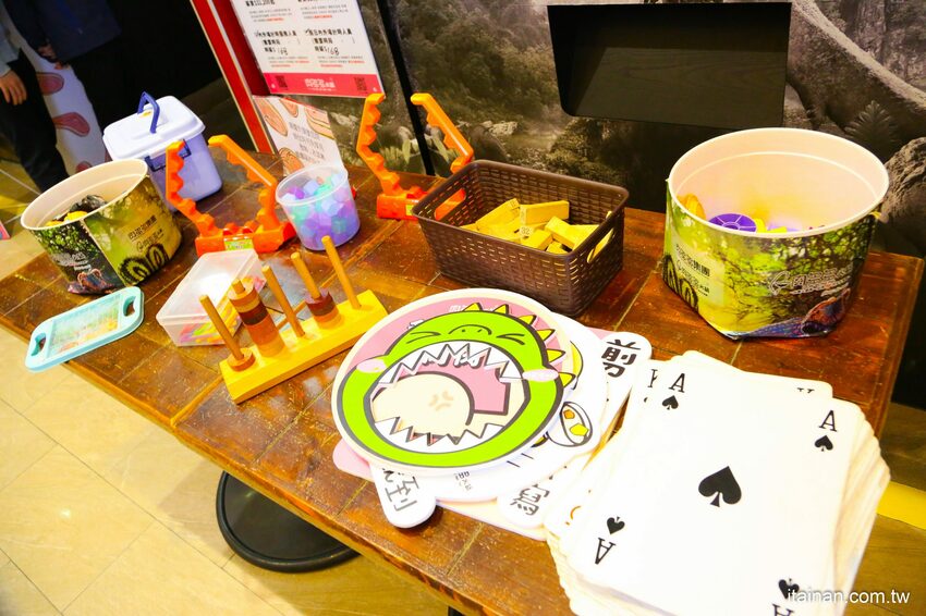 高雄火鍋｜肉多多不一樣了嗎?不只肉多多還給你海多多跟蔬菜多多!!新推出浮誇系痛風海鮮盤+蔬食自助吃到飽+手炒爆香湯底+吸睛肉蛋糕+霜淇淋DIY!古早味胡椒豬肚雞湯底超好吃，專人桌邊剝蝦也好貼心「肉多