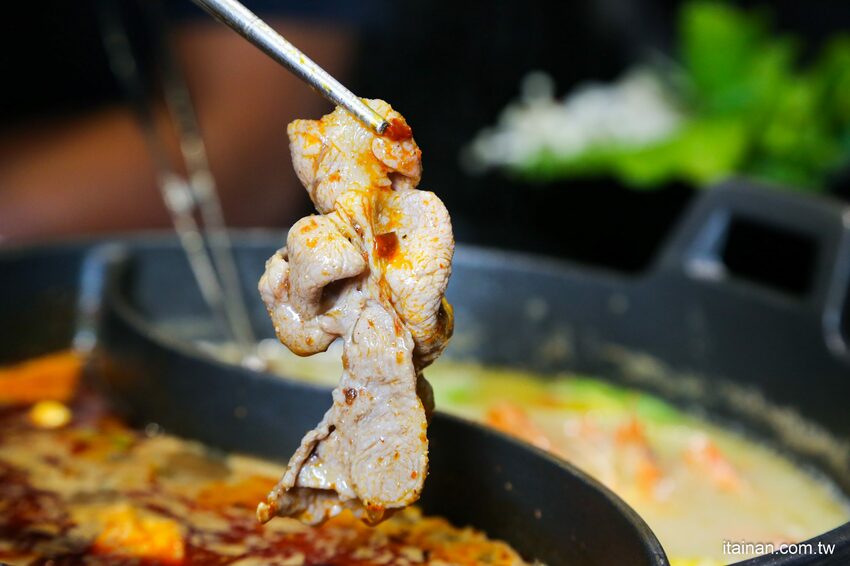 高雄火鍋｜肉多多不一樣了嗎?不只肉多多還給你海多多跟蔬菜多多!!新推出浮誇系痛風海鮮盤+蔬食自助吃到飽+手炒爆香湯底+吸睛肉蛋糕+霜淇淋DIY!古早味胡椒豬肚雞湯底超好吃，專人桌邊剝蝦也好貼心「肉多