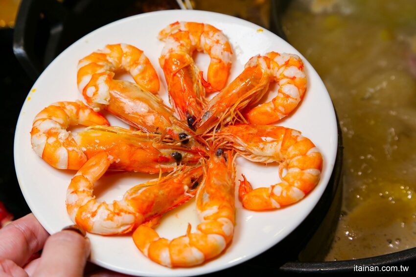 高雄火鍋｜肉多多不一樣了嗎?不只肉多多還給你海多多跟蔬菜多多!!新推出浮誇系痛風海鮮盤+蔬食自助吃到飽+手炒爆香湯底+吸睛肉蛋糕+霜淇淋DIY!古早味胡椒豬肚雞湯底超好吃，專人桌邊剝蝦也好貼心「肉多