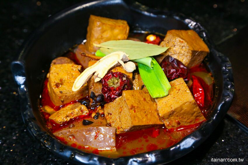 高雄火鍋｜肉多多不一樣了嗎?不只肉多多還給你海多多跟蔬菜多多!!新推出浮誇系痛風海鮮盤+蔬食自助吃到飽+手炒爆香湯底+吸睛肉蛋糕+霜淇淋DIY!古早味胡椒豬肚雞湯底超好吃，專人桌邊剝蝦也好貼心「肉多