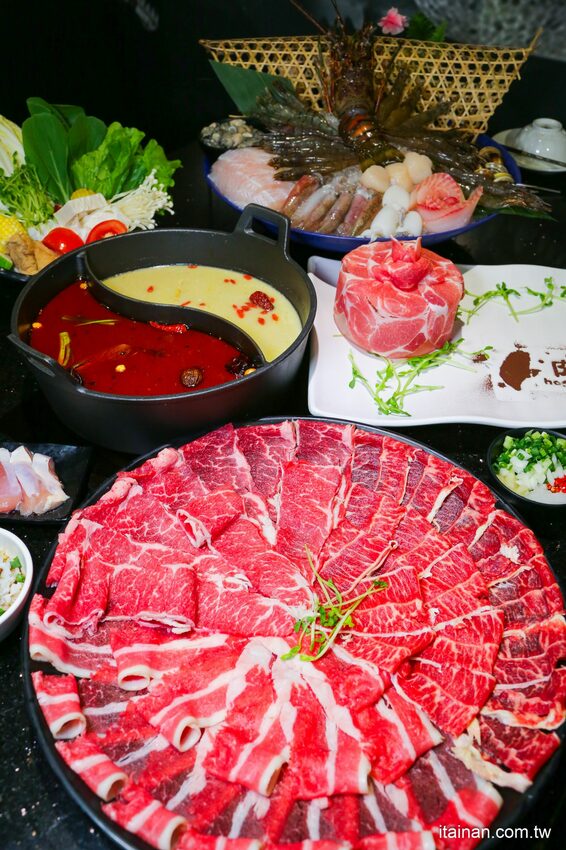 高雄火鍋｜肉多多不一樣了嗎?不只肉多多還給你海多多跟蔬菜多多!!新推出浮誇系痛風海鮮盤+蔬食自助吃到飽+手炒爆香湯底+吸睛肉蛋糕+霜淇淋DIY!古早味胡椒豬肚雞湯底超好吃，專人桌邊剝蝦也好貼心「肉多