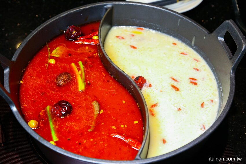 高雄火鍋｜肉多多不一樣了嗎?不只肉多多還給你海多多跟蔬菜多多!!新推出浮誇系痛風海鮮盤+蔬食自助吃到飽+手炒爆香湯底+吸睛肉蛋糕+霜淇淋DIY!古早味胡椒豬肚雞湯底超好吃，專人桌邊剝蝦也好貼心「肉多