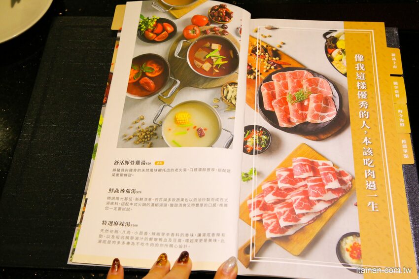 高雄火鍋｜肉多多不一樣了嗎?不只肉多多還給你海多多跟蔬菜多多!!新推出浮誇系痛風海鮮盤+蔬食自助吃到飽+手炒爆香湯底+吸睛肉蛋糕+霜淇淋DIY!古早味胡椒豬肚雞湯底超好吃，專人桌邊剝蝦也好貼心「肉多