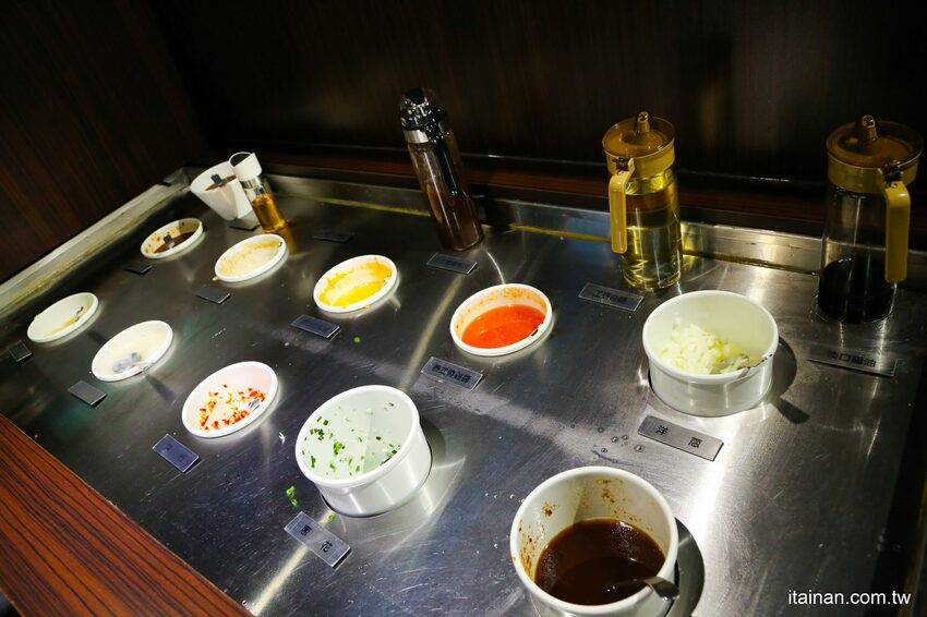 高雄火鍋｜肉多多不一樣了嗎?不只肉多多還給你海多多跟蔬菜多多!!新推出浮誇系痛風海鮮盤+蔬食自助吃到飽+手炒爆香湯底+吸睛肉蛋糕+霜淇淋DIY!古早味胡椒豬肚雞湯底超好吃，專人桌邊剝蝦也好貼心「肉多