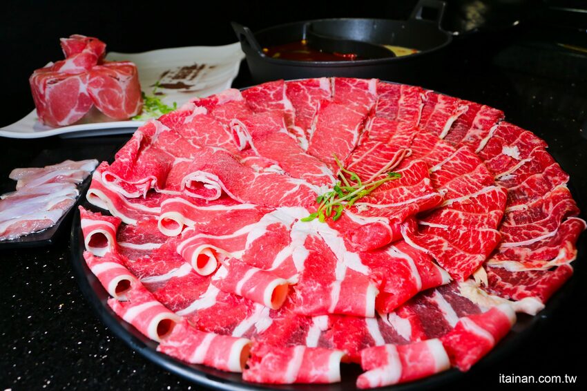 高雄火鍋｜肉多多不一樣了嗎?不只肉多多還給你海多多跟蔬菜多多!!新推出浮誇系痛風海鮮盤+蔬食自助吃到飽+手炒爆香湯底+吸睛肉蛋糕+霜淇淋DIY!古早味胡椒豬肚雞湯底超好吃，專人桌邊剝蝦也好貼心「肉多