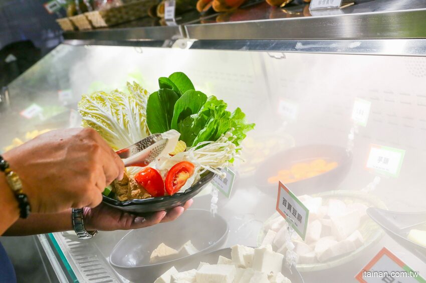 高雄火鍋｜肉多多不一樣了嗎?不只肉多多還給你海多多跟蔬菜多多!!新推出浮誇系痛風海鮮盤+蔬食自助吃到飽+手炒爆香湯底+吸睛肉蛋糕+霜淇淋DIY!古早味胡椒豬肚雞湯底超好吃，專人桌邊剝蝦也好貼心「肉多