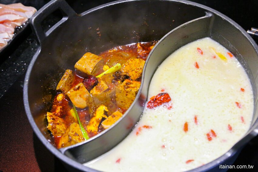 高雄火鍋｜肉多多不一樣了嗎?不只肉多多還給你海多多跟蔬菜多多!!新推出浮誇系痛風海鮮盤+蔬食自助吃到飽+手炒爆香湯底+吸睛肉蛋糕+霜淇淋DIY!古早味胡椒豬肚雞湯底超好吃，專人桌邊剝蝦也好貼心「肉多