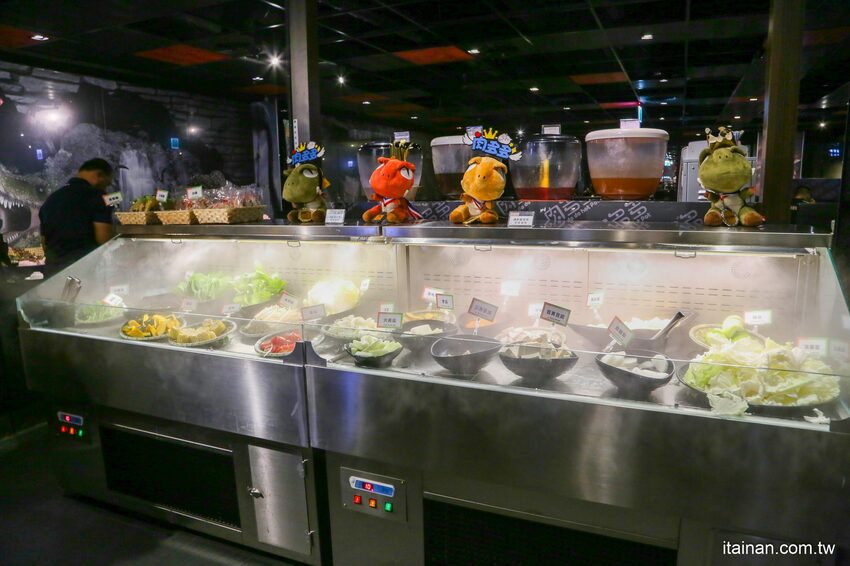 高雄火鍋｜肉多多不一樣了嗎?不只肉多多還給你海多多跟蔬菜多多!!新推出浮誇系痛風海鮮盤+蔬食自助吃到飽+手炒爆香湯底+吸睛肉蛋糕+霜淇淋DIY!古早味胡椒豬肚雞湯底超好吃，專人桌邊剝蝦也好貼心「肉多