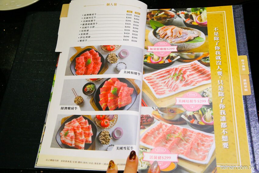 高雄火鍋｜肉多多不一樣了嗎?不只肉多多還給你海多多跟蔬菜多多!!新推出浮誇系痛風海鮮盤+蔬食自助吃到飽+手炒爆香湯底+吸睛肉蛋糕+霜淇淋DIY!古早味胡椒豬肚雞湯底超好吃，專人桌邊剝蝦也好貼心「肉多