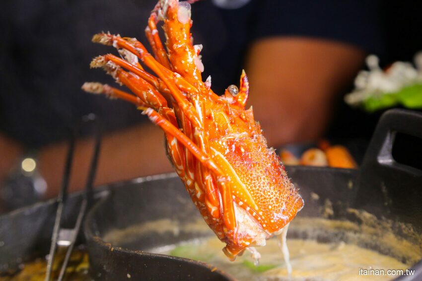 高雄火鍋｜肉多多不一樣了嗎?不只肉多多還給你海多多跟蔬菜多多!!新推出浮誇系痛風海鮮盤+蔬食自助吃到飽+手炒爆香湯底+吸睛肉蛋糕+霜淇淋DIY!古早味胡椒豬肚雞湯底超好吃，專人桌邊剝蝦也好貼心「肉多