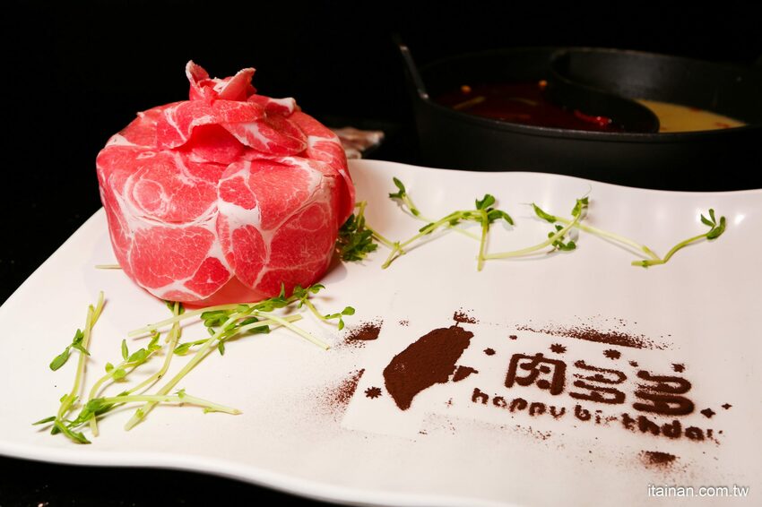 高雄火鍋｜肉多多不一樣了嗎?不只肉多多還給你海多多跟蔬菜多多!!新推出浮誇系痛風海鮮盤+蔬食自助吃到飽+手炒爆香湯底+吸睛肉蛋糕+霜淇淋DIY!古早味胡椒豬肚雞湯底超好吃，專人桌邊剝蝦也好貼心「肉多