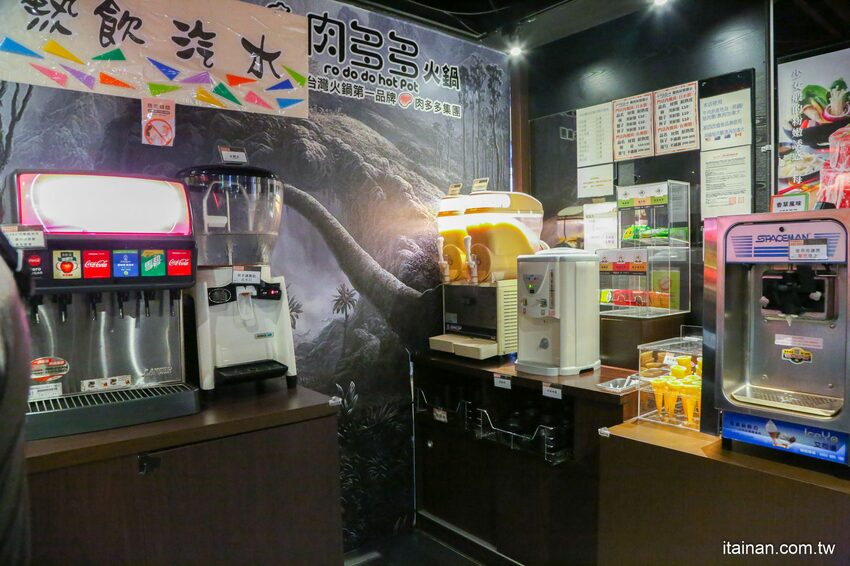 高雄火鍋｜肉多多不一樣了嗎?不只肉多多還給你海多多跟蔬菜多多!!新推出浮誇系痛風海鮮盤+蔬食自助吃到飽+手炒爆香湯底+吸睛肉蛋糕+霜淇淋DIY!古早味胡椒豬肚雞湯底超好吃，專人桌邊剝蝦也好貼心「肉多