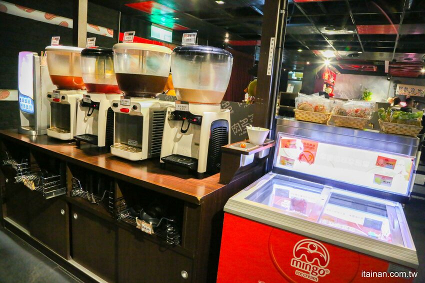 高雄火鍋｜肉多多不一樣了嗎?不只肉多多還給你海多多跟蔬菜多多!!新推出浮誇系痛風海鮮盤+蔬食自助吃到飽+手炒爆香湯底+吸睛肉蛋糕+霜淇淋DIY!古早味胡椒豬肚雞湯底超好吃，專人桌邊剝蝦也好貼心「肉多