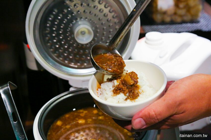 高雄火鍋｜肉多多不一樣了嗎?不只肉多多還給你海多多跟蔬菜多多!!新推出浮誇系痛風海鮮盤+蔬食自助吃到飽+手炒爆香湯底+吸睛肉蛋糕+霜淇淋DIY!古早味胡椒豬肚雞湯底超好吃，專人桌邊剝蝦也好貼心「肉多