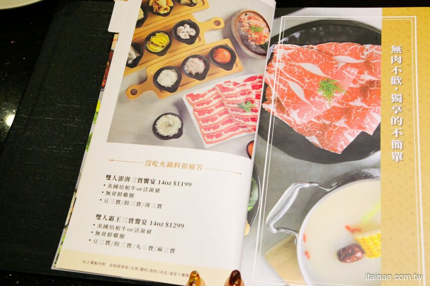 高雄火鍋｜肉多多不一樣了嗎?不只肉多多還給你海多多跟蔬菜多多!!新推出浮誇系痛風海鮮盤+蔬食自助吃到飽+手炒爆香湯底+吸睛肉蛋糕+霜淇淋DIY!古早味胡椒豬肚雞湯底超好吃，專人桌邊剝蝦也好貼心「肉多