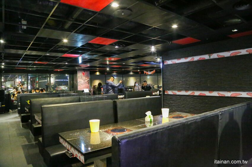 高雄火鍋｜肉多多不一樣了嗎?不只肉多多還給你海多多跟蔬菜多多!!新推出浮誇系痛風海鮮盤+蔬食自助吃到飽+手炒爆香湯底+吸睛肉蛋糕+霜淇淋DIY!古早味胡椒豬肚雞湯底超好吃，專人桌邊剝蝦也好貼心「肉多