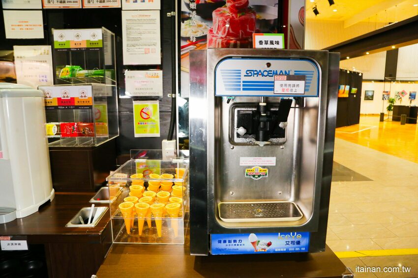 高雄火鍋｜肉多多不一樣了嗎?不只肉多多還給你海多多跟蔬菜多多!!新推出浮誇系痛風海鮮盤+蔬食自助吃到飽+手炒爆香湯底+吸睛肉蛋糕+霜淇淋DIY!古早味胡椒豬肚雞湯底超好吃，專人桌邊剝蝦也好貼心「肉多