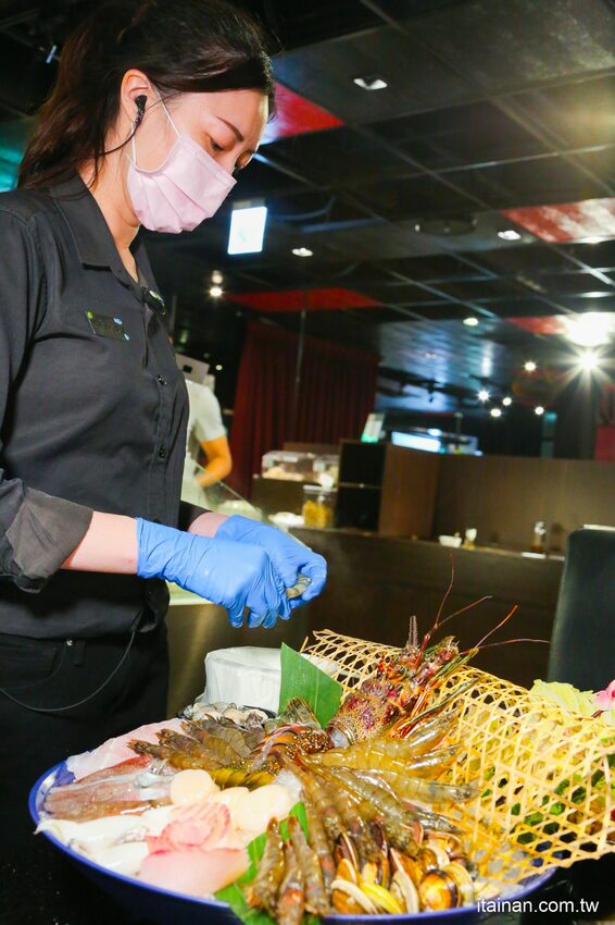 高雄火鍋｜肉多多不一樣了嗎?不只肉多多還給你海多多跟蔬菜多多!!新推出浮誇系痛風海鮮盤+蔬食自助吃到飽+手炒爆香湯底+吸睛肉蛋糕+霜淇淋DIY!古早味胡椒豬肚雞湯底超好吃，專人桌邊剝蝦也好貼心「肉多