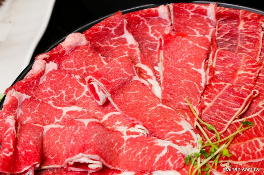 高雄火鍋｜肉多多不一樣了嗎?不只肉多多還給你海多多跟蔬菜多多!!新推出浮誇系痛風海鮮盤+蔬食自助吃到飽+手炒爆香湯底+吸睛肉蛋糕+霜淇淋DIY!古早味胡椒豬肚雞湯底超好吃，專人桌邊剝蝦也好貼心「肉多